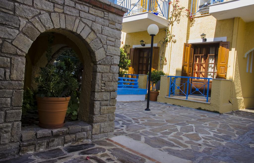 Hesperia Hotel Karlovassi Exterior foto